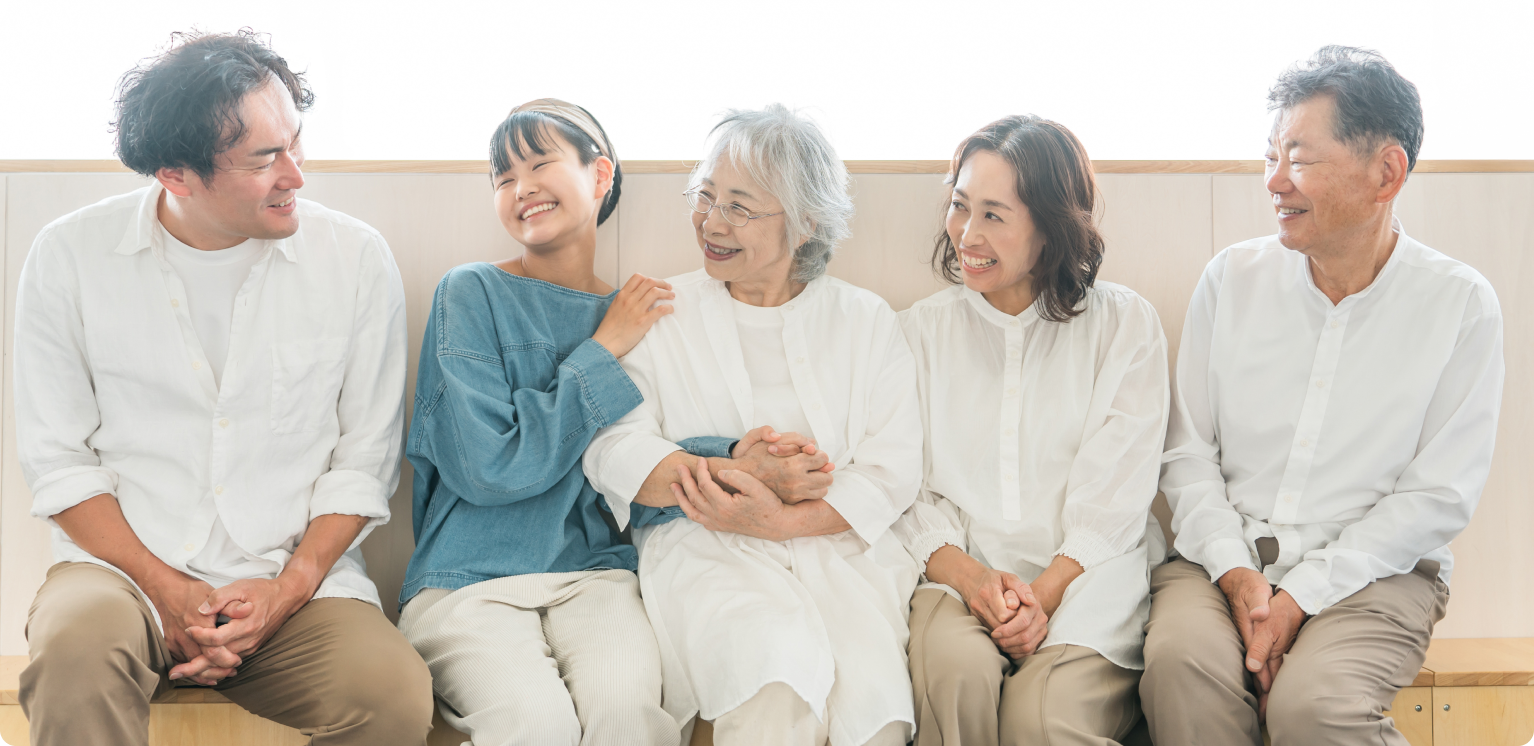 家族が集まって談笑する様子